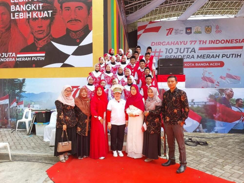 PADUAN SUARA SMP NEGERI 3 MERIAHKAN AKSI 10 JUTA BENDERA